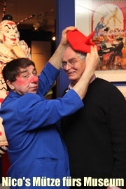 Professor Andrej Nikolaev - bekannt als Nico, überreichte am 19.01.2010 seine legendäre Zipfelmütze an Dr. Helmut Bauer, Kurator der Circus Ausstellung im Münchner Stadtmuseum (Foto. MartiN Schmitz)